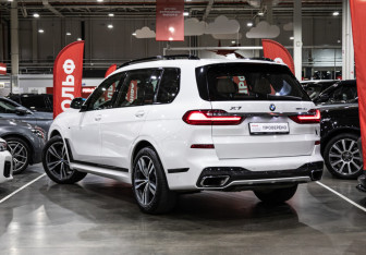 Подержанный автомобиль BMW X7 2020 года (11 фото)