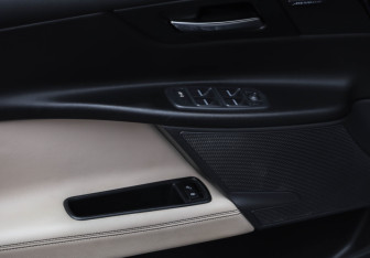 Подержанный автомобиль Jaguar XE 2015 года (21 фото)