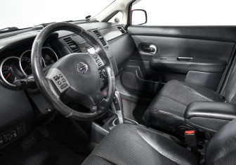 Подержанный автомобиль Nissan Tiida Hatchback 2011 года (9 фото)