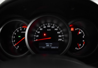 Подержанный автомобиль Suzuki Grand Vitara 2013 года (17 фото)