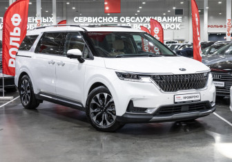 Подержанный автомобиль Kia Carnival 2020 года (5 фото)