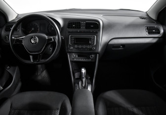 Подержанный автомобиль Volkswagen Polo Sedan 2017 года (14 фото)