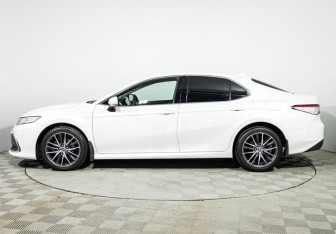 Подержанный автомобиль Toyota Camry Sedan 2022 года (8 фото)