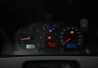 Подержанный автомобиль Volkswagen Caravelle 2008 года (17 фото)