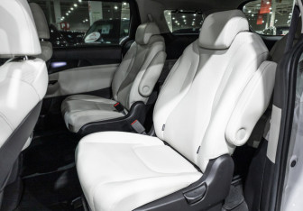 Подержанный автомобиль Kia Carnival 2021 года (17 фото)