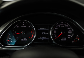 Подержанный автомобиль Audi Q7 2014 года (12 фото)