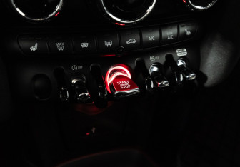 Подержанный автомобиль MINI Hatch 2019 года (16 фото)