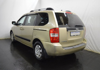 Подержанный автомобиль Kia Carnival 2007 года (7 фото)