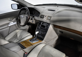 Подержанный автомобиль Volvo XC90 2003 года (12 фото)