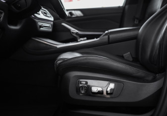 Подержанный автомобиль BMW X7 2021 года (26 фото)