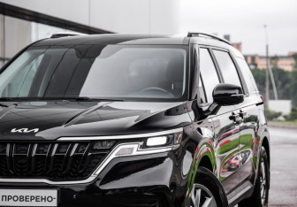 Подержанный автомобиль Kia Carnival 2021 года (2 фото)