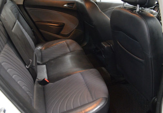 Подержанный автомобиль Opel Astra Sedan 2013 года (12 фото)