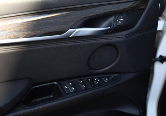 Подержанный автомобиль BMW X6 2015 года (20 фото)
