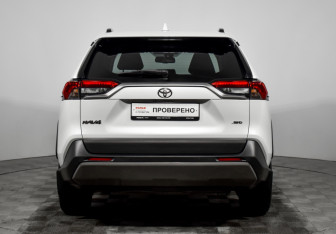 Подержанный автомобиль Toyota RAV4 2020 года (6 фото)