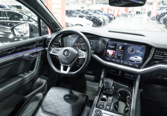 Подержанный автомобиль Volkswagen Touareg 2019 года (20 фото)