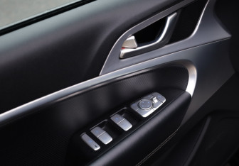 Подержанный автомобиль Genesis G70 2019 года (15 фото)