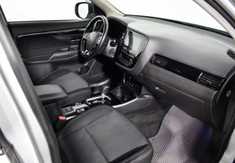 Подержанный автомобиль Mitsubishi Outlander 2019 года (14 фото)
