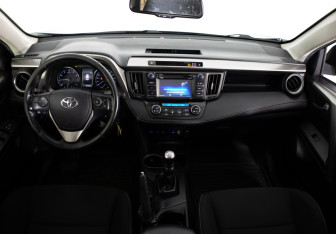 Подержанный автомобиль Toyota RAV4 2016 года (9 фото)