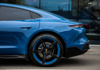 Подержанный автомобиль Porsche Taycan 2020 года (12 фото)