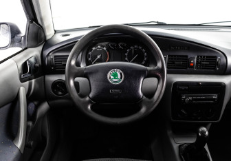 Подержанный автомобиль Skoda Octavia Liftback 2001 года (11 фото)