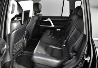 Подержанный автомобиль Toyota Land Cruiser Suv 2015 года (12 фото)