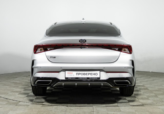 Подержанный автомобиль Kia K5 2021 года (6 фото)