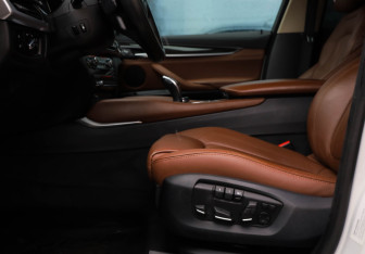 Подержанный автомобиль BMW X6 2016 года (25 фото)