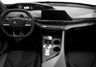 Подержанный автомобиль Changan UNI-V 2023 года (14 фото)