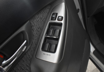 Подержанный автомобиль Toyota Land Cruiser Prado 2002 года (18 фото)
