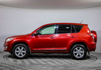 Подержанный автомобиль Toyota RAV4 2011 года (8 фото)