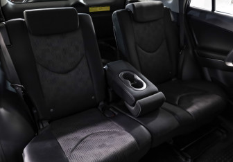 Подержанный автомобиль Toyota RAV4 2012 года (12 фото)