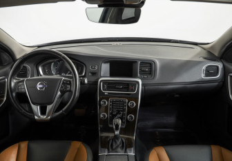 Подержанный автомобиль Volvo V60 Cross Country 2015 года (10 фото)