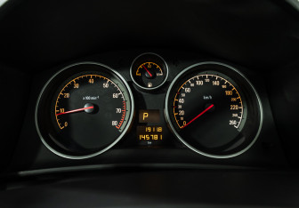 Подержанный автомобиль Opel Astra Hatchback 2010 года (12 фото)