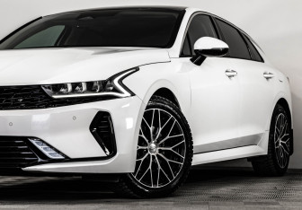 Подержанный автомобиль Kia K5 2022 года (2 фото)