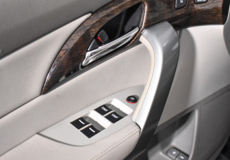 Подержанный автомобиль Acura MDX 2011 года (10 фото)