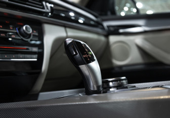 Подержанный автомобиль BMW X5 2015 года (21 фото)