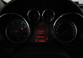 Подержанный автомобиль Opel Astra Hatchback 2012 года (9 фото)