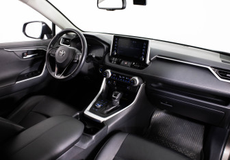 Подержанный автомобиль Toyota RAV4 2020 года (15 фото)
