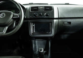 Подержанный автомобиль Skoda Fabia Hatchback 2014 года (14 фото)