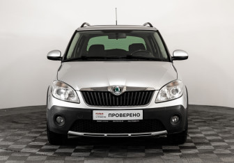 Подержанный автомобиль Skoda Fabia Hatchback 2011 года (2 фото)