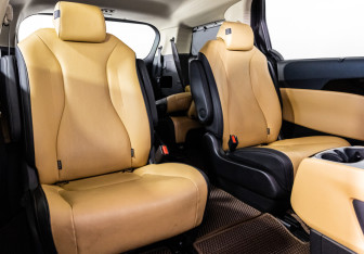 Подержанный автомобиль Kia Carnival 2022 года (27 фото)