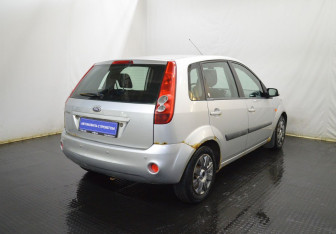 Подержанный автомобиль Ford Fiesta Hatchback 2006 года (5 фото)
