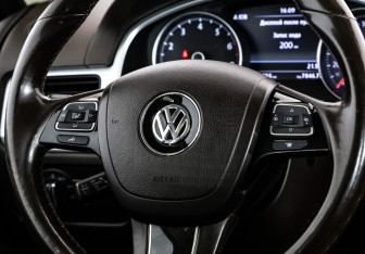 Подержанный автомобиль Volkswagen Touareg 2012 года (11 фото)