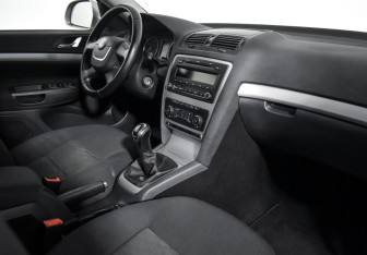 Подержанный автомобиль Skoda Octavia Liftback 2012 года (13 фото)