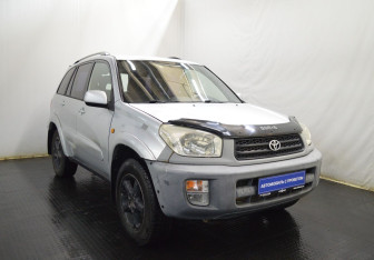 Подержанный автомобиль Toyota RAV4 2001 года (3 фото)