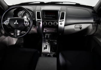 Подержанный автомобиль Mitsubishi Pajero Sport 2012 года (14 фото)