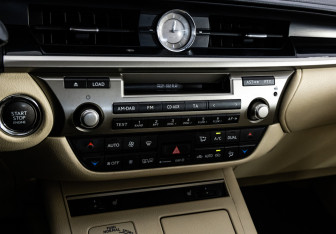 Подержанный автомобиль Lexus ES 2013 года (18 фото)