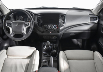 Подержанный автомобиль Mitsubishi L200 2022 года (13 фото)
