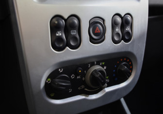 Подержанный автомобиль Renault Logan Sedan 2011 года (13 фото)