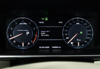 Подержанный автомобиль Land Rover Range Rover 2015 года (12 фото)